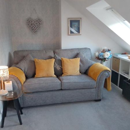 Village Life- Private Attic Suite - Living Room, Bedroom And Bathroom Newtown St Boswells Экстерьер фото