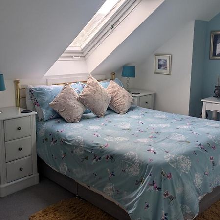 Village Life- Private Attic Suite - Living Room, Bedroom And Bathroom Newtown St Boswells Экстерьер фото
