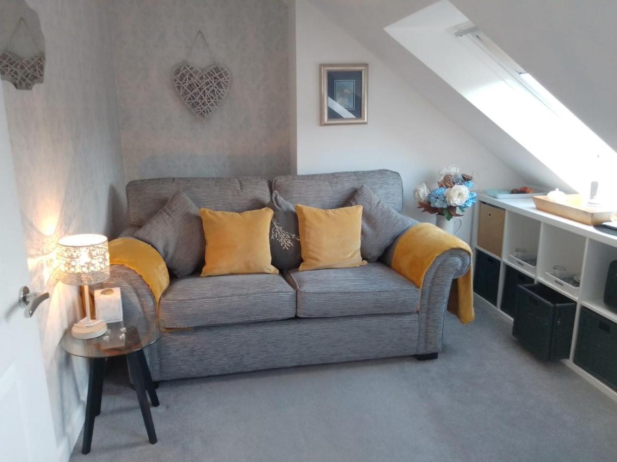 Village Life- Private Attic Suite - Living Room, Bedroom And Bathroom Newtown St Boswells Экстерьер фото