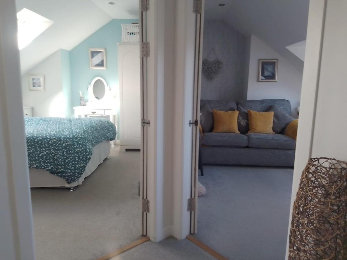 Village Life- Private Attic Suite - Living Room, Bedroom And Bathroom Newtown St Boswells Экстерьер фото