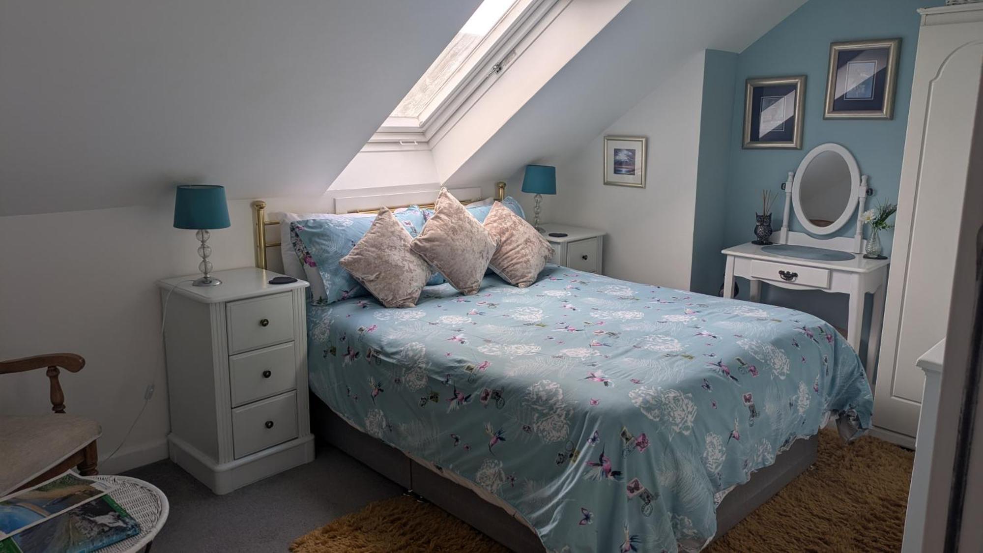 Village Life- Private Attic Suite - Living Room, Bedroom And Bathroom Newtown St Boswells Экстерьер фото